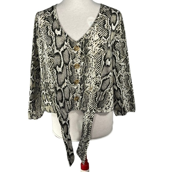 Streetwear Society snakeskin print crop top faux button down 3/4 Sleeve size M - Picture 9 of 15